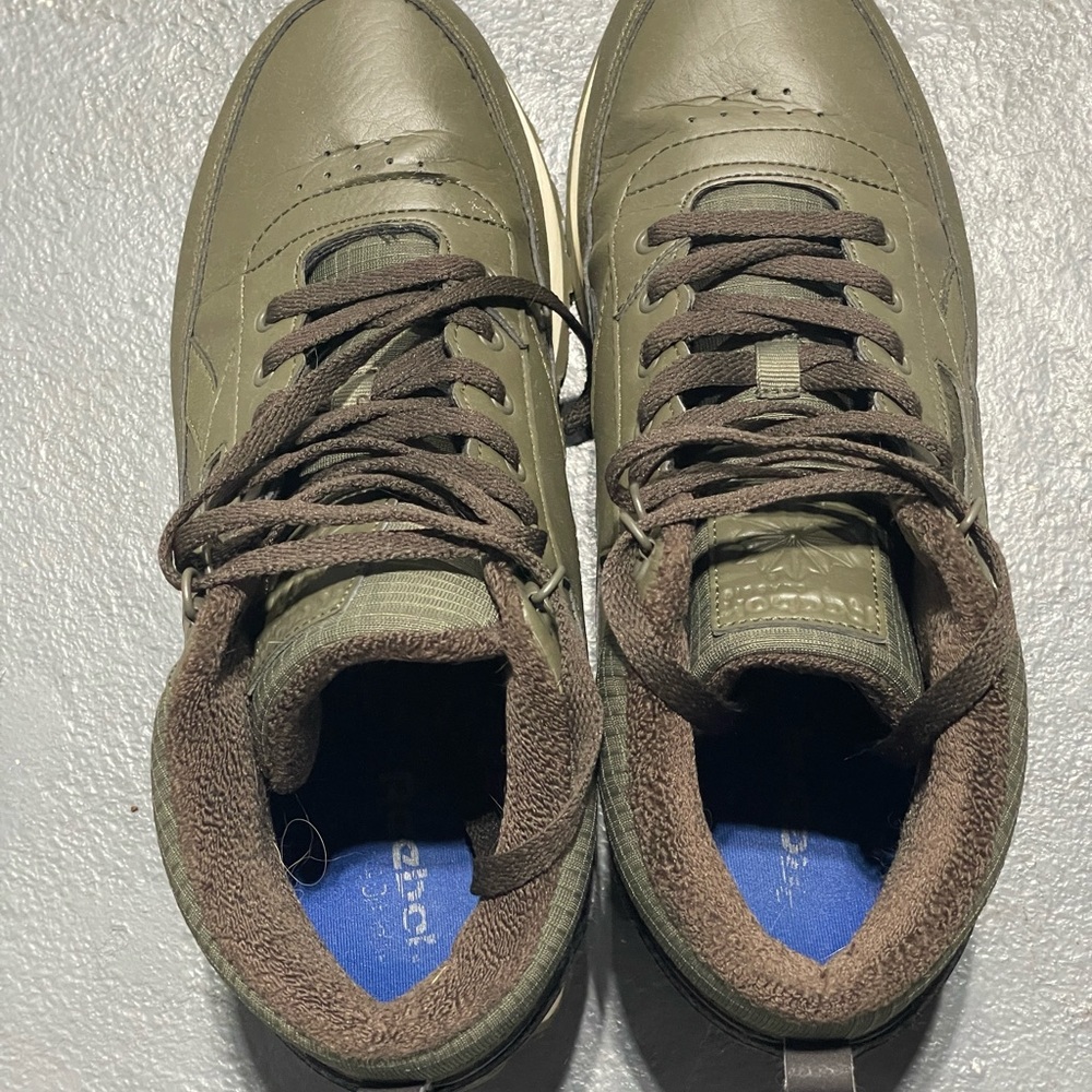 Reebok men sneakers, size 10.5, pre-owned, olive green